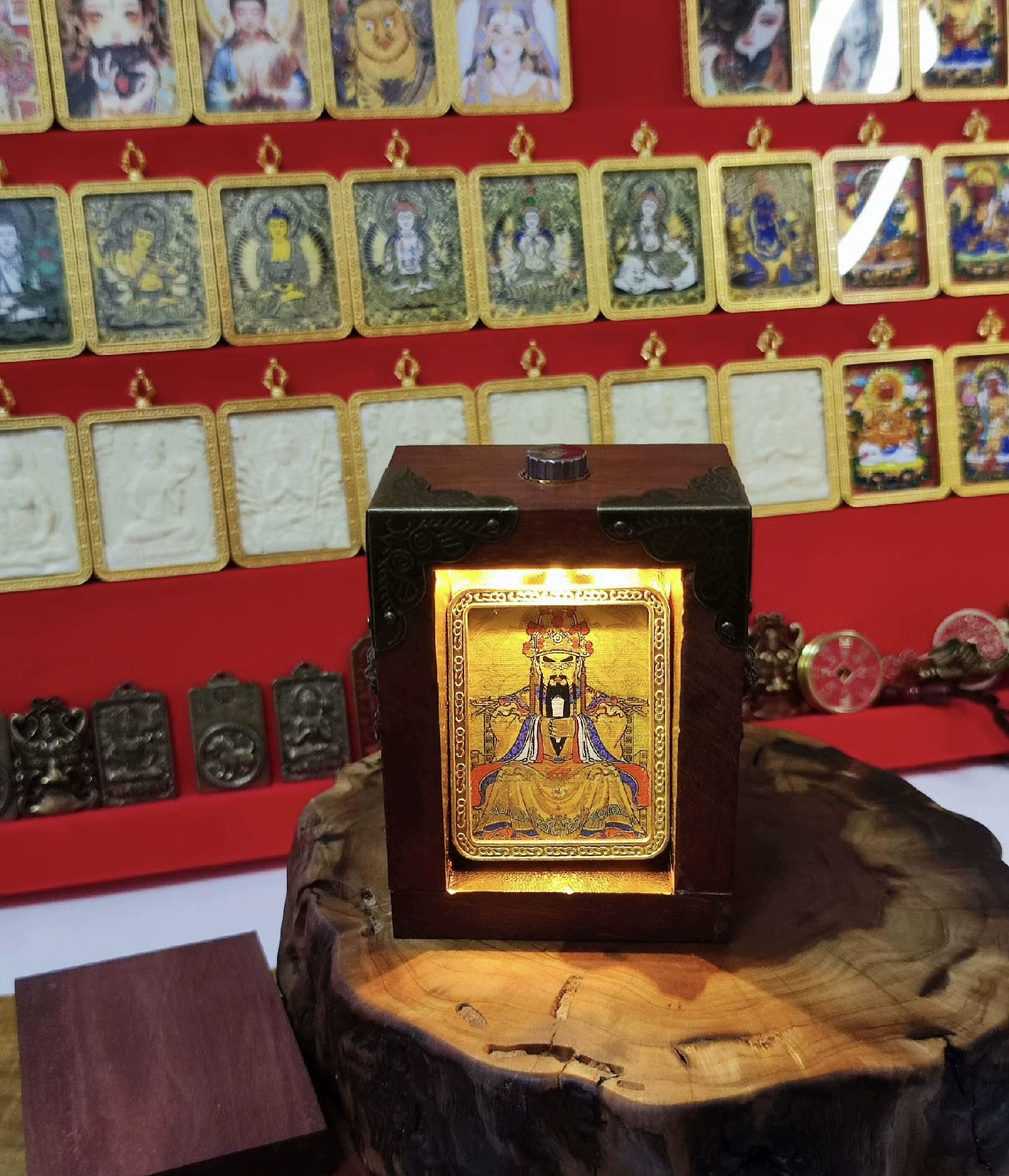 Миниатюрный буддийский храм из красного сандалового дерева, небольшой алтарный орнамент с лампой и медными аксессуарами.