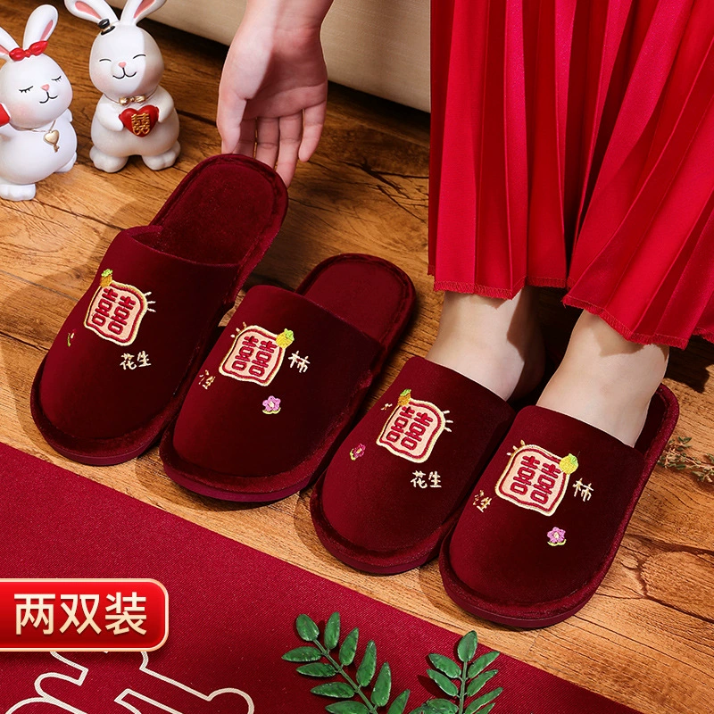 Пара свадебных тапочек, праздничные свадебные туфли, красные четырехсезонные молодожены, невеста, свадебные приданые, свадебные принадлежности.