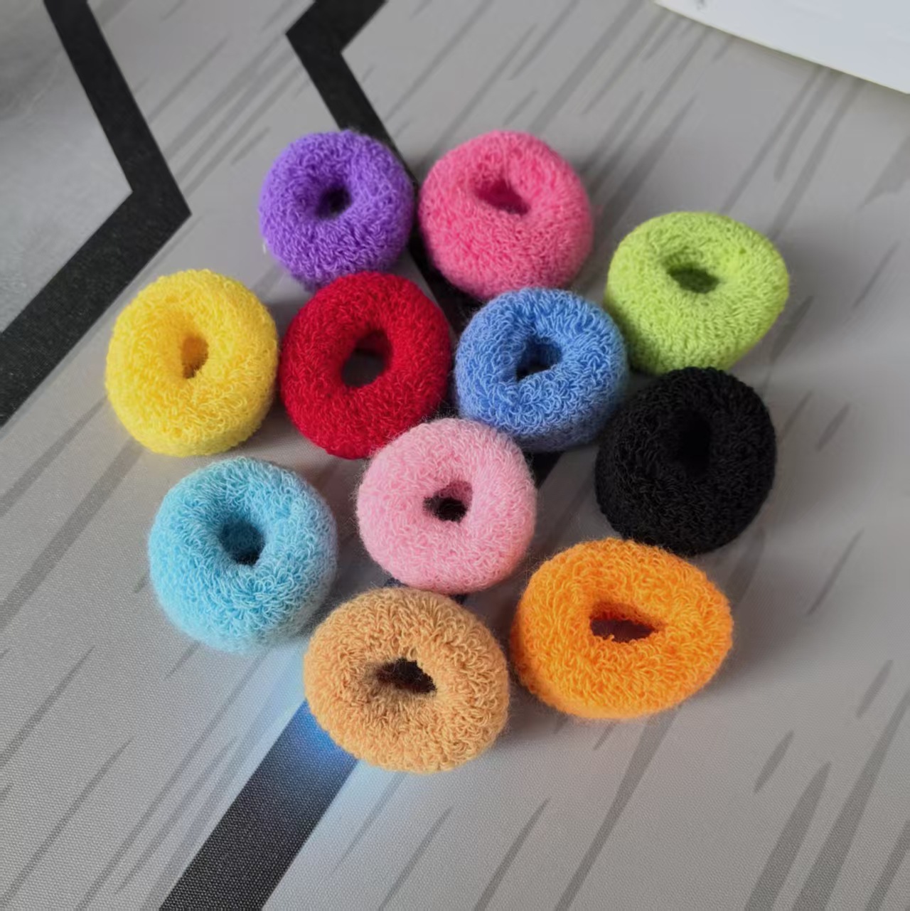 Corea del Sur en línea nueva toalla de borde ancho anillo de color de caramelo anillo de pelo de banda de goma de alta elasticidad adornamiento de pelo de niña al por mayor