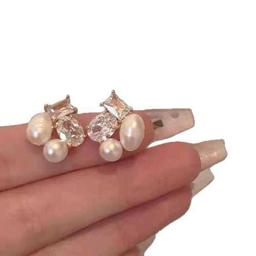 Light Luxury Retro Elegant & Regal Butterfly Flower Earrings—Niche Design, Fashionable, Flashing Zircon Trendy Ear Jewelry Accessories