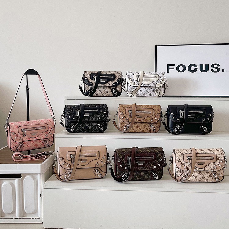 Bolso de diseño de nicho transfronterizo para mujer nuevo bolso de motocicleta con remaches de chica caliente dulce y fresca, bolso de hombro y axila de moda, bolso de mensajero