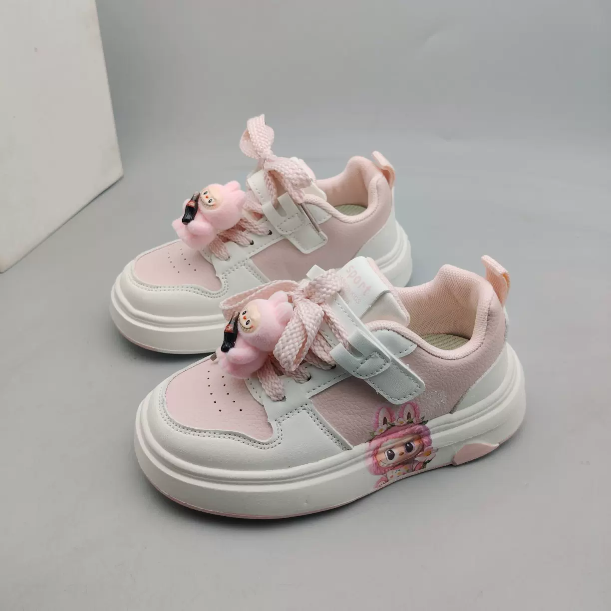 女童卡通板鞋秋季新款轻便皮面防水女孩百搭休闲鞋
