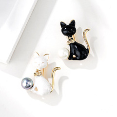 Charming Japanese-style high-end enamel cat brooch for women, minimalist and fashionable, temperament animal pin, suit jacket accessory