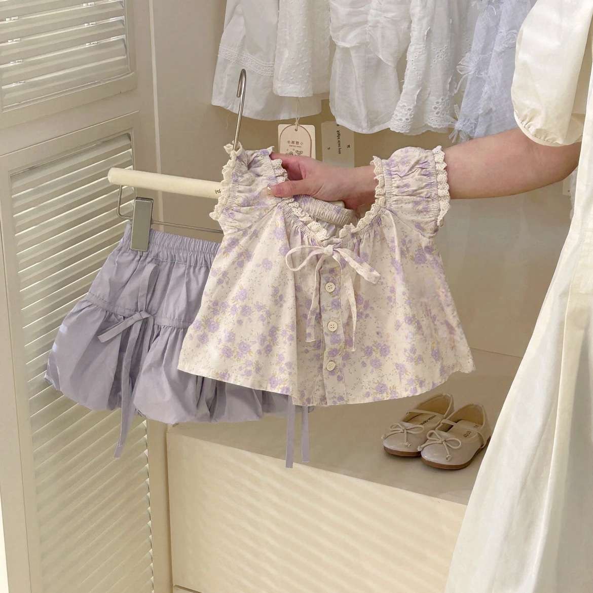 女の子の夏のスーツ2025の新型の洋気の子供のかわいい漫画のプリントの半袖のtシャツの格子のつぼみのスカート