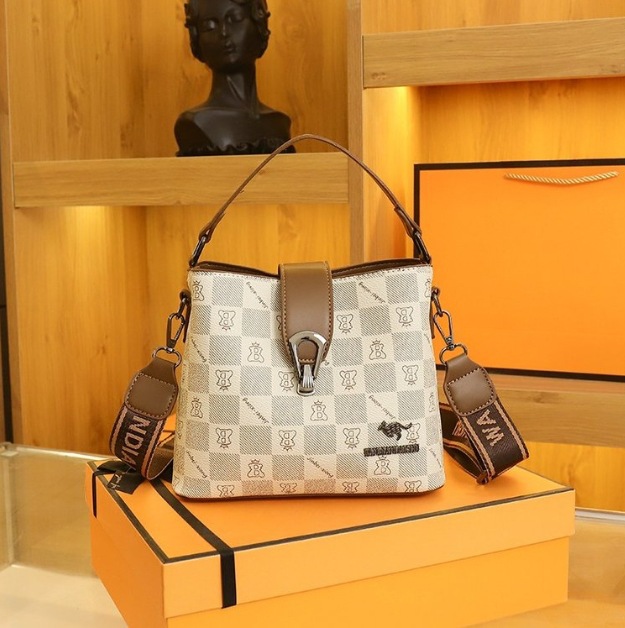 Bolso de cubo de sensación de alta gama para mujer 2025 verano nuevo bolso de hombro clásico de todo fósforo diseño de nicho bolso de mensajero portátil