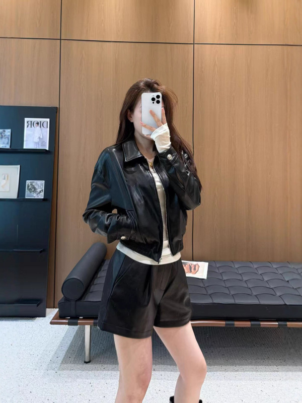 2025年早秋Miu*新款字母刺绣翻领长袖PU皮衣搭配真皮拼接短裤套装|undefined