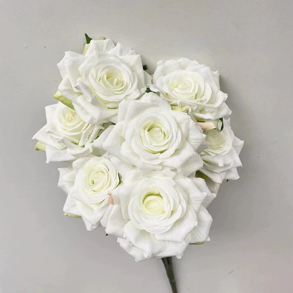 Put the bouquet of roses 1 milk white