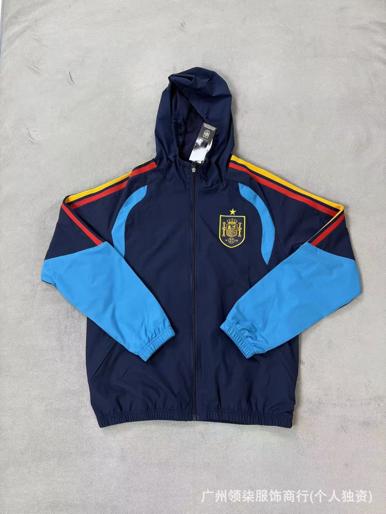 Cortavientos con capucha azul royal.
