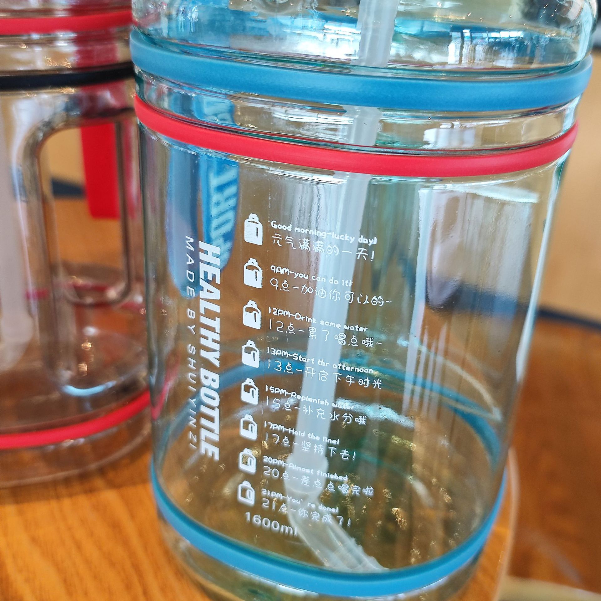 Verano nuevo hervidor de fitness deportivo de gran capacidad con tapa elástica de una tecla taza de paja simple botella de agua al aire libre 1600ml