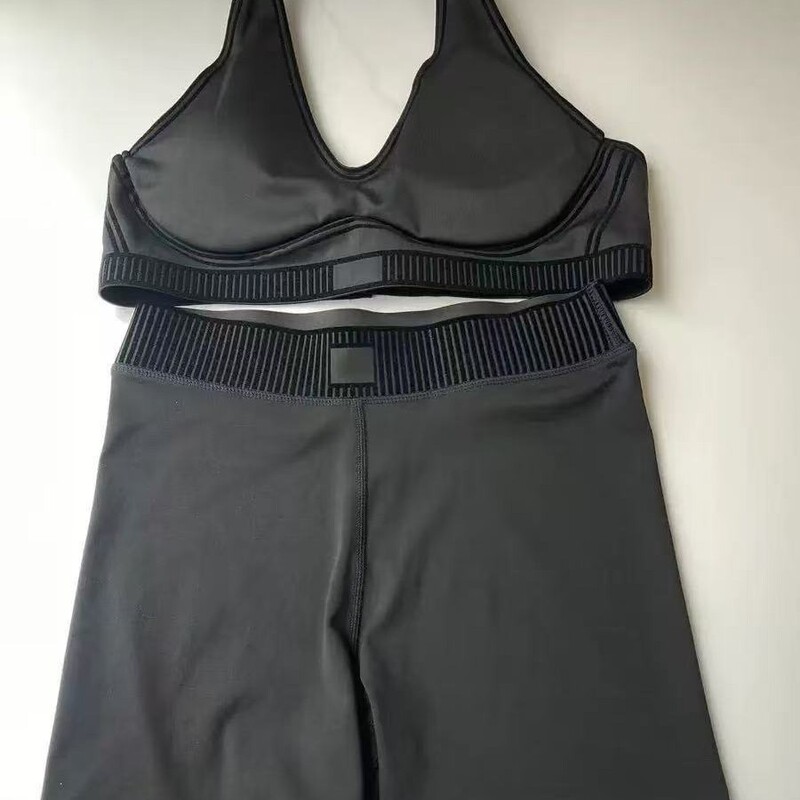 Alo-style new cross-border sports yoga outfit, shorts set with sports bra, peach butt high-waisted butt-lifting design Alo-style new cross-border sports yoga outfit, shorts set with sports bra, peach butt high-waisted butt-lifting design