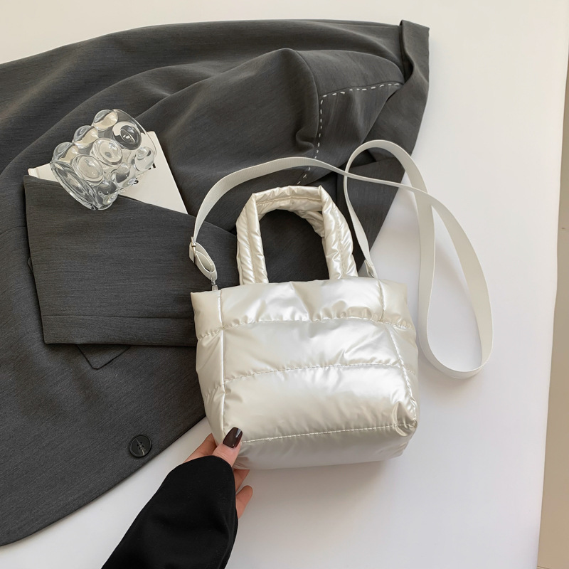 2024 nuevo bolso de mujer bolso de cubo otoño invierno simple abrigo de plumón ligero casual de moda versátil bolso de mano