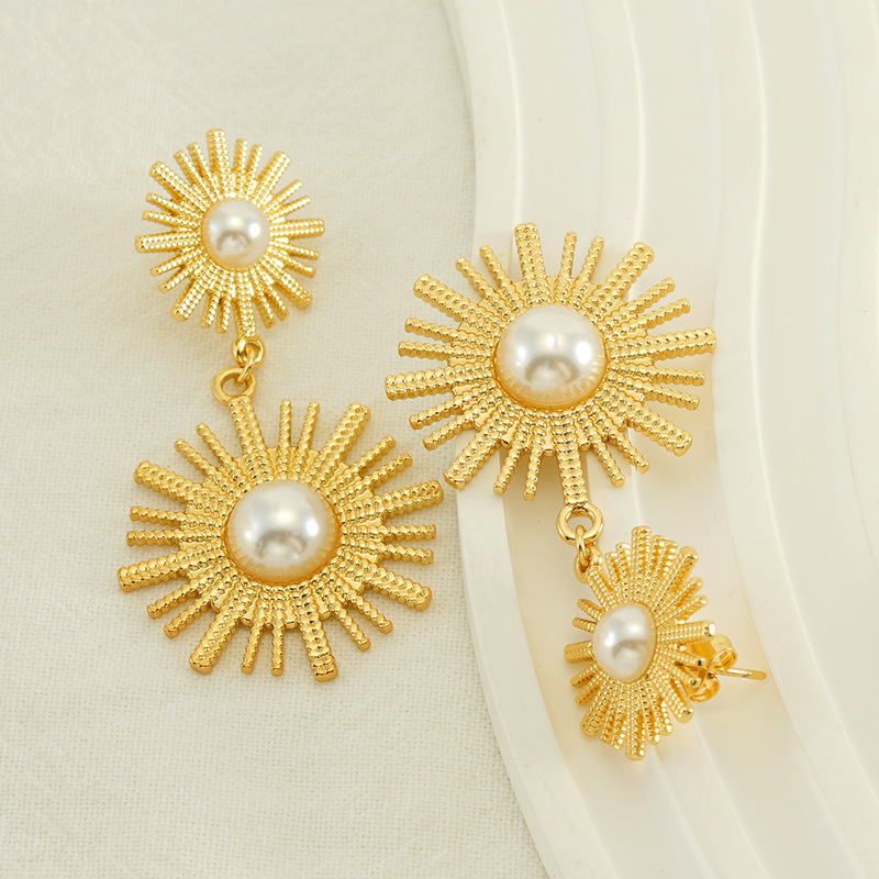 Moda europea y americana retro ronda girasol perla pendientes personalidad todo partido moda perla titanio acero chapado en oro pendientes para las mujeres