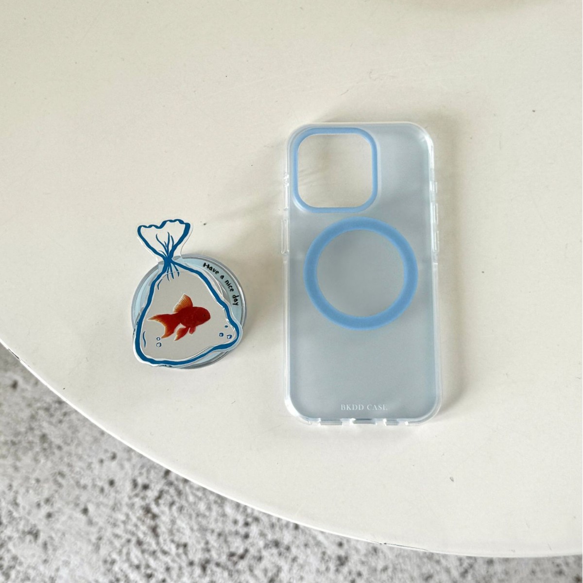 Soporte magnético de espejo de pez dorado degradado simple para Apple 16ProMax funda para teléfono móvil 15Pro pareja 14/13