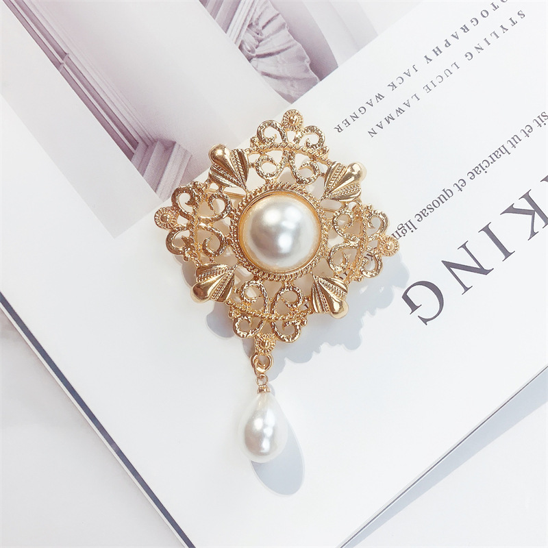 Retro Geometric Alloy Plating Artificial Pearls Women's Brooches display picture 3