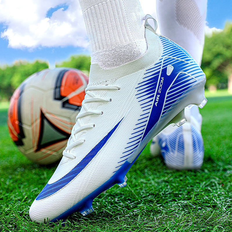 Tenis de Fútbol de Cuello Bajo AG con Tacos Largos de Caucho y Cuero Sintético Transpirable para Césped Artificial