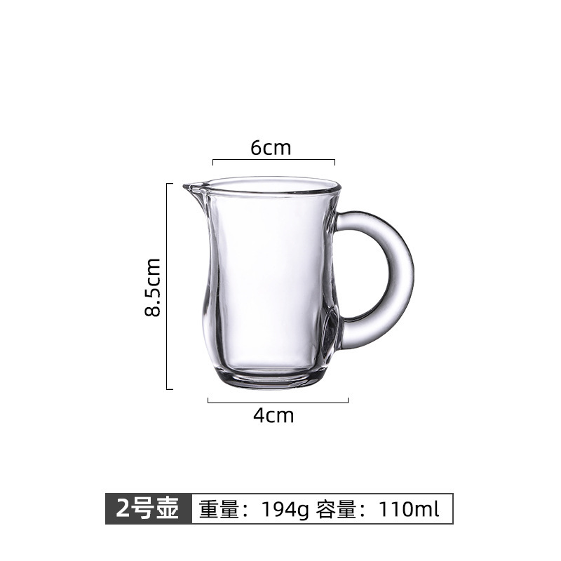 Casa de vidrio y blanco distribuidor de vino con cuchara de vino vino vino tinto y blanco vaso de vino con escala para el hotel