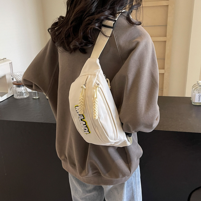 Bolso de verano para mujeres 2024 nueva moda versátil bolso de pecho casual nicho deportivo fresco bolso de hombro único