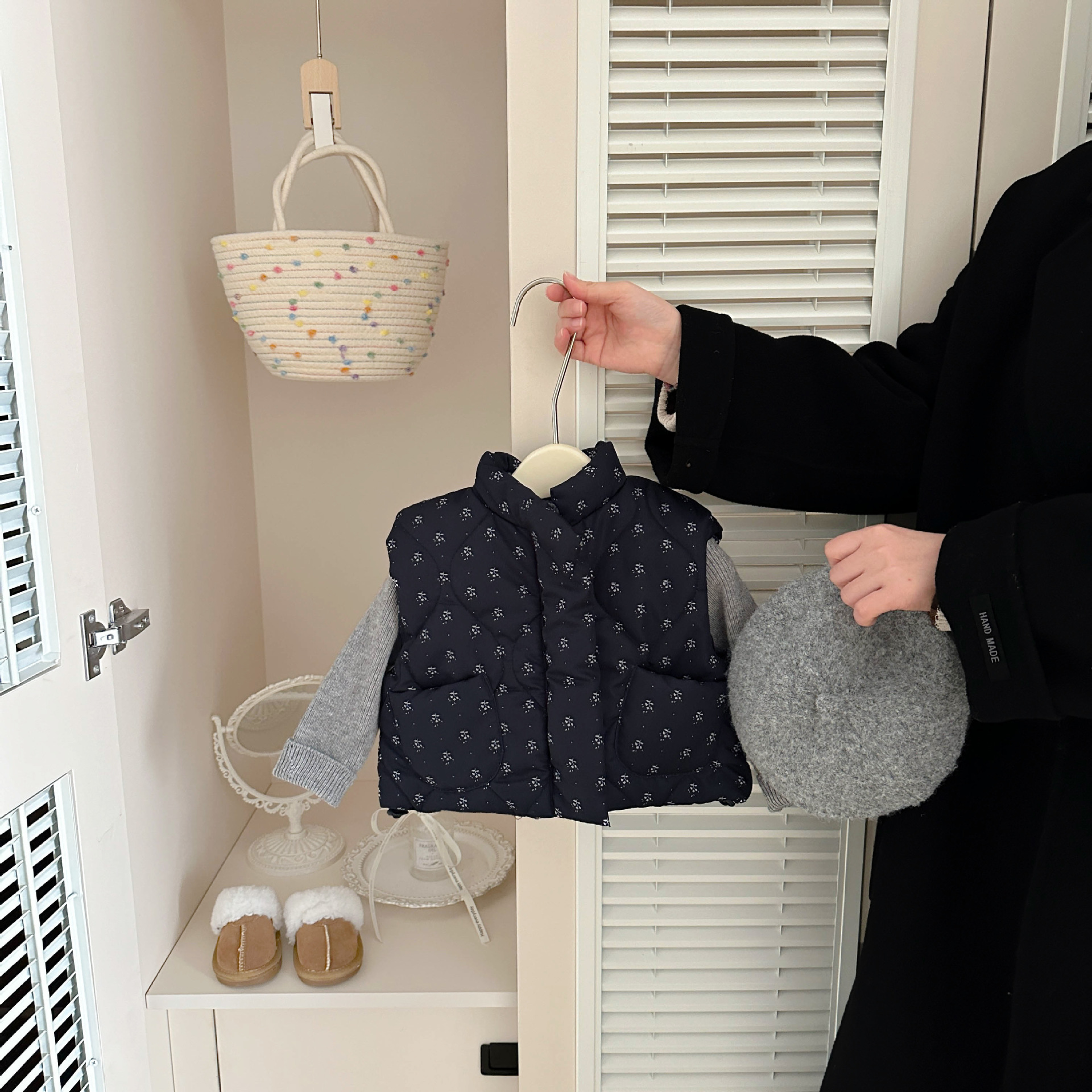 Niñas chaleco de algodón de invierno nuevo estilo extranjero bebé grueso retro chaleco de flores trituradas fuera de los hombros calientes de los niños