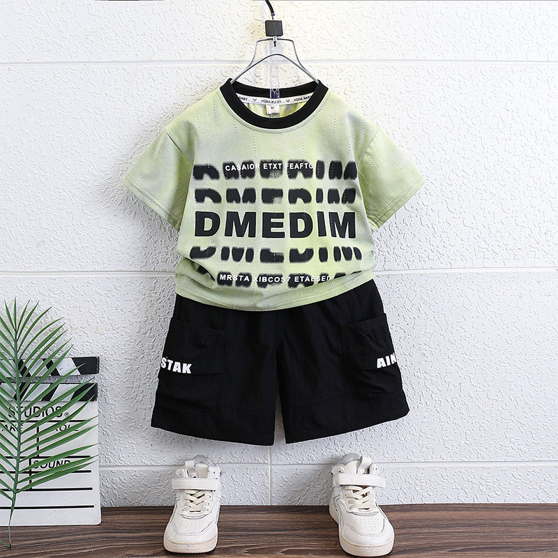 7207 Traje de manga corta para niños Camiseta con letras estampadas de verano para niños de estilo occidental Traje de dos piezas de la calle frita de verano 2025 marea