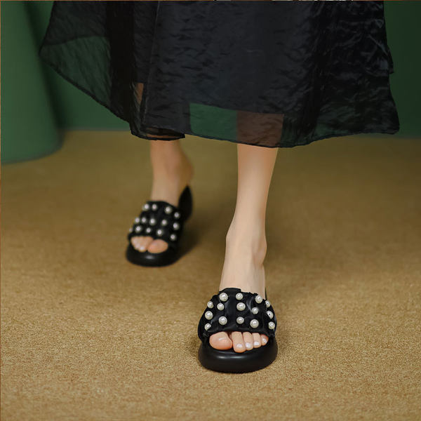 Dép sandal nữ quai chữ V đính ngọc trai, đế xuồng cao gót 9 cm — màu đen, màu trắng ngà