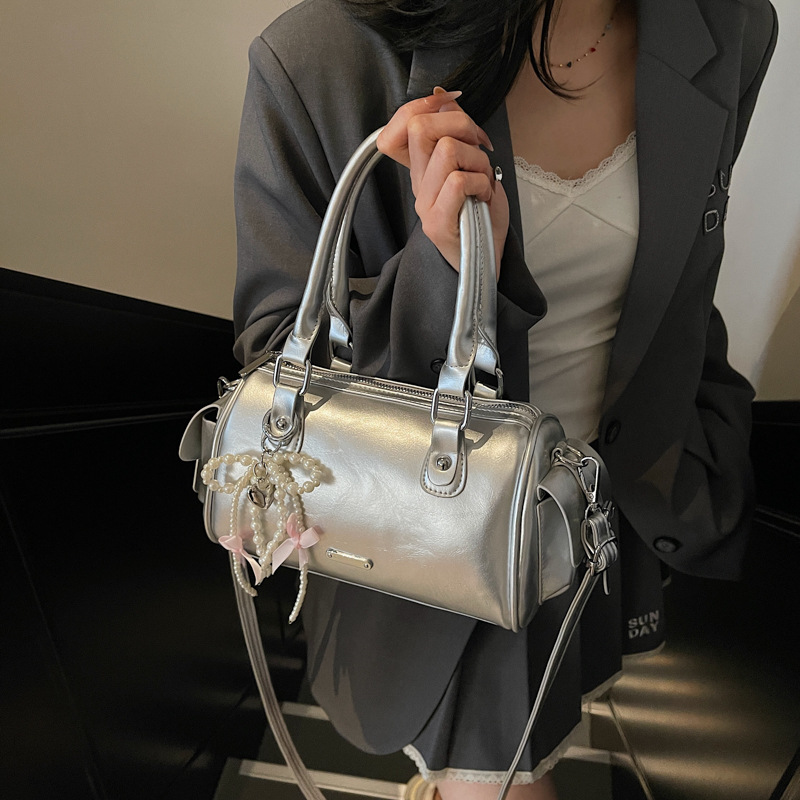 Versión coreana del bolso pequeño de mano súper caliente para mujer 2025 nuevo bolso de hombro de diseño de nicho bolso de mensajero popular de verano