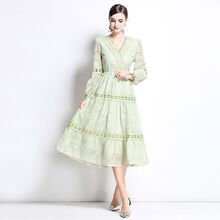 2025秋季新款欧洲站大牌女装大摆裙长袖V领重工刺绣蕾丝连衣裙