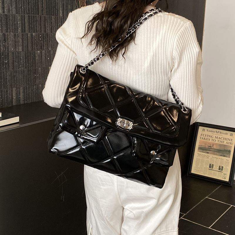 Primavera 2026 nueva cadena de estilo de diamante pequeña bolsa cuadrada de gran capacidad simple de viaje diario bolsa de cartero