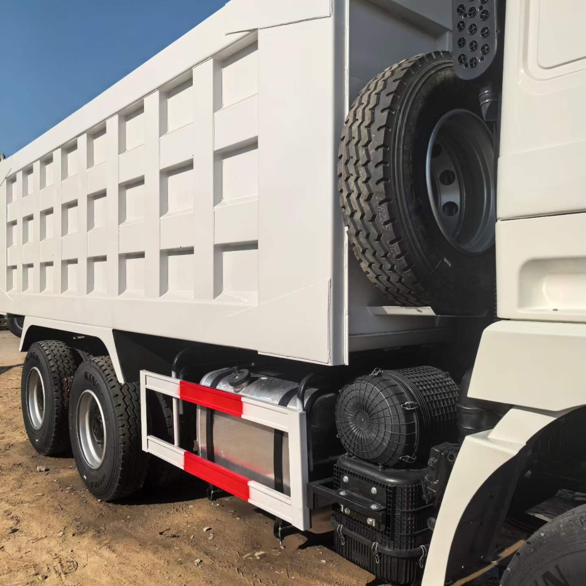 Exported to African countries, Shaanqi Delong 6X4 dump truck F3000 with diesel fuel pump, eight-wheel commercial concrete and soil transport vehicle