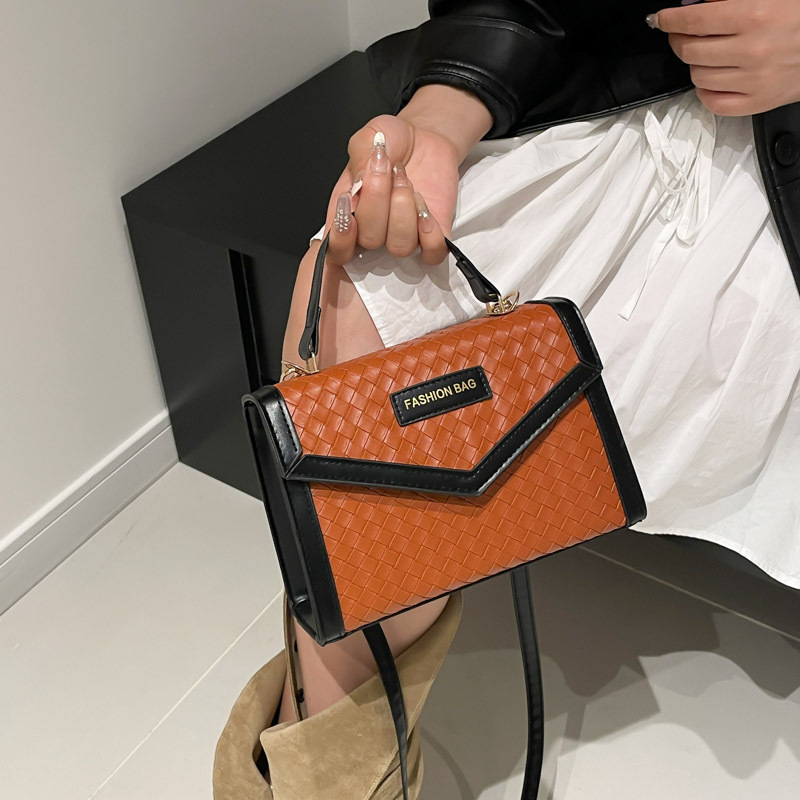 2025 bolsos de mujer tejidos nuevos bolsos cuadrados de color contrastante, bolsos de mano diarios, bolsos de hombro para viajar