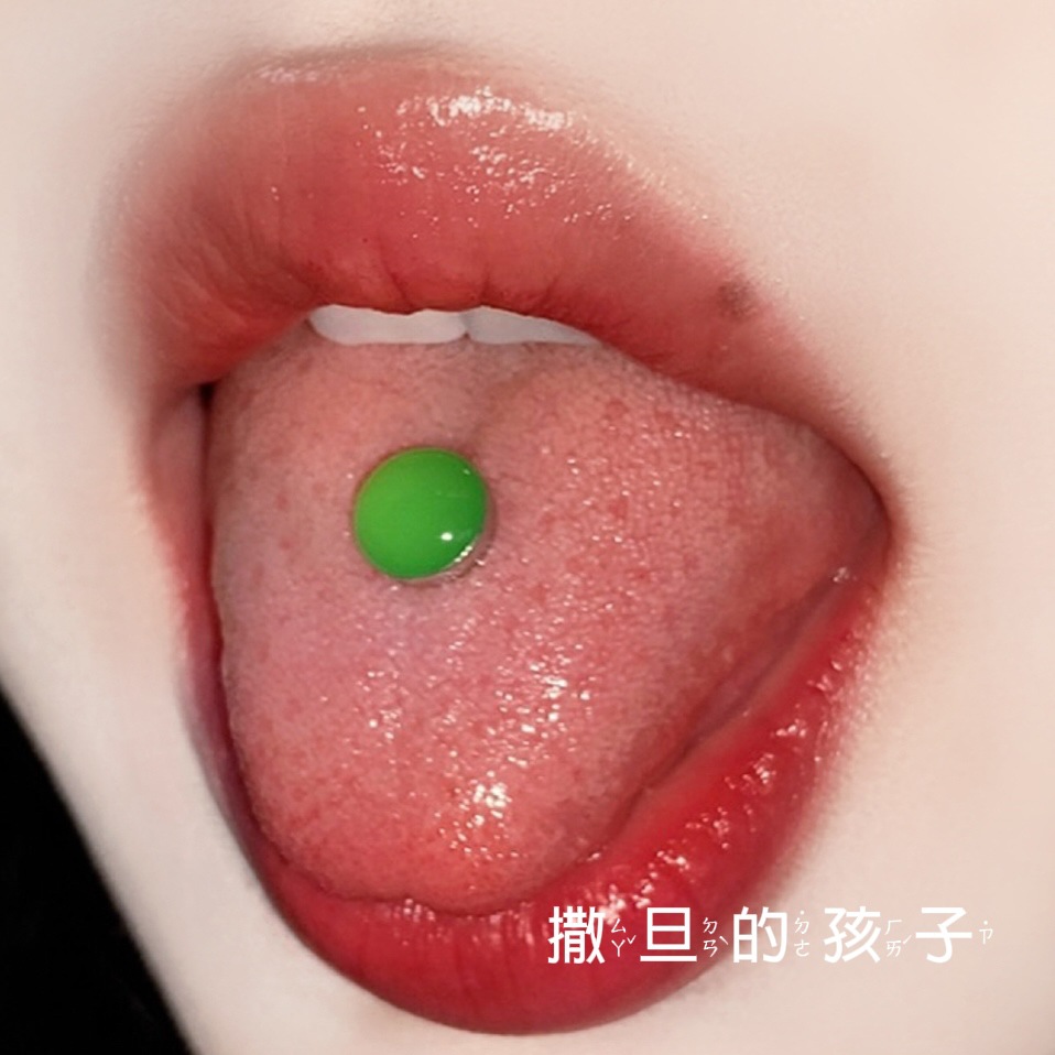 16G labret stud size and finish detail