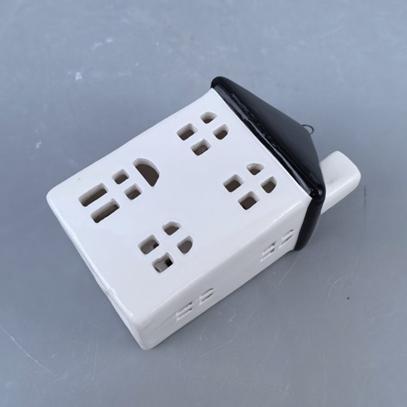 Colgante de casa de cerámica navideña cuidadosamente seleccionado LED luminoso hueco con chimenea decoración de candelabro decoración navideña