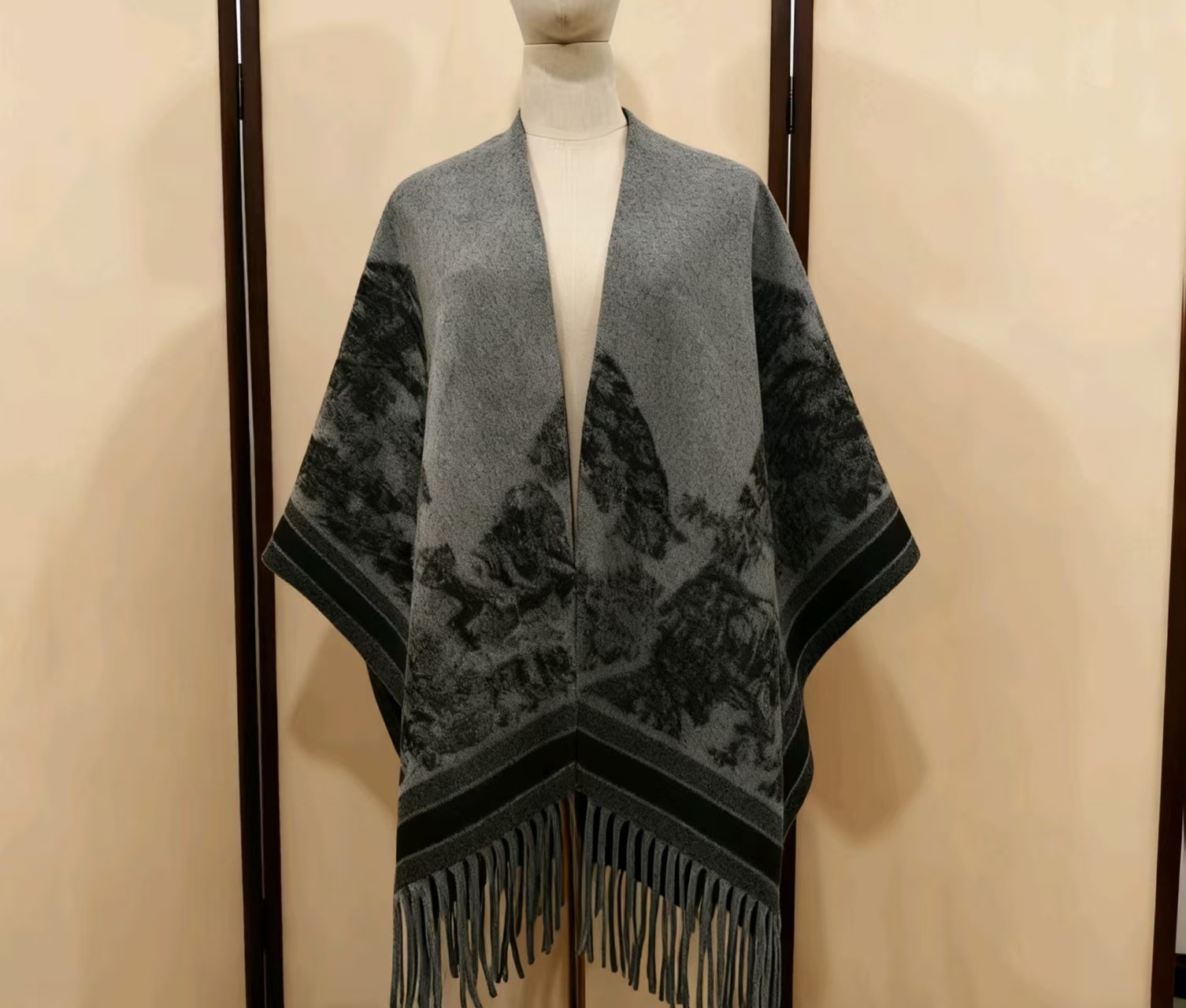 숲 속의 사슴 - 회색