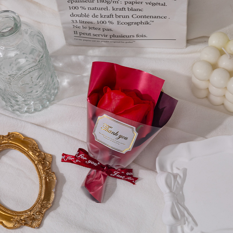 pequeño ramo rojo; accesorios