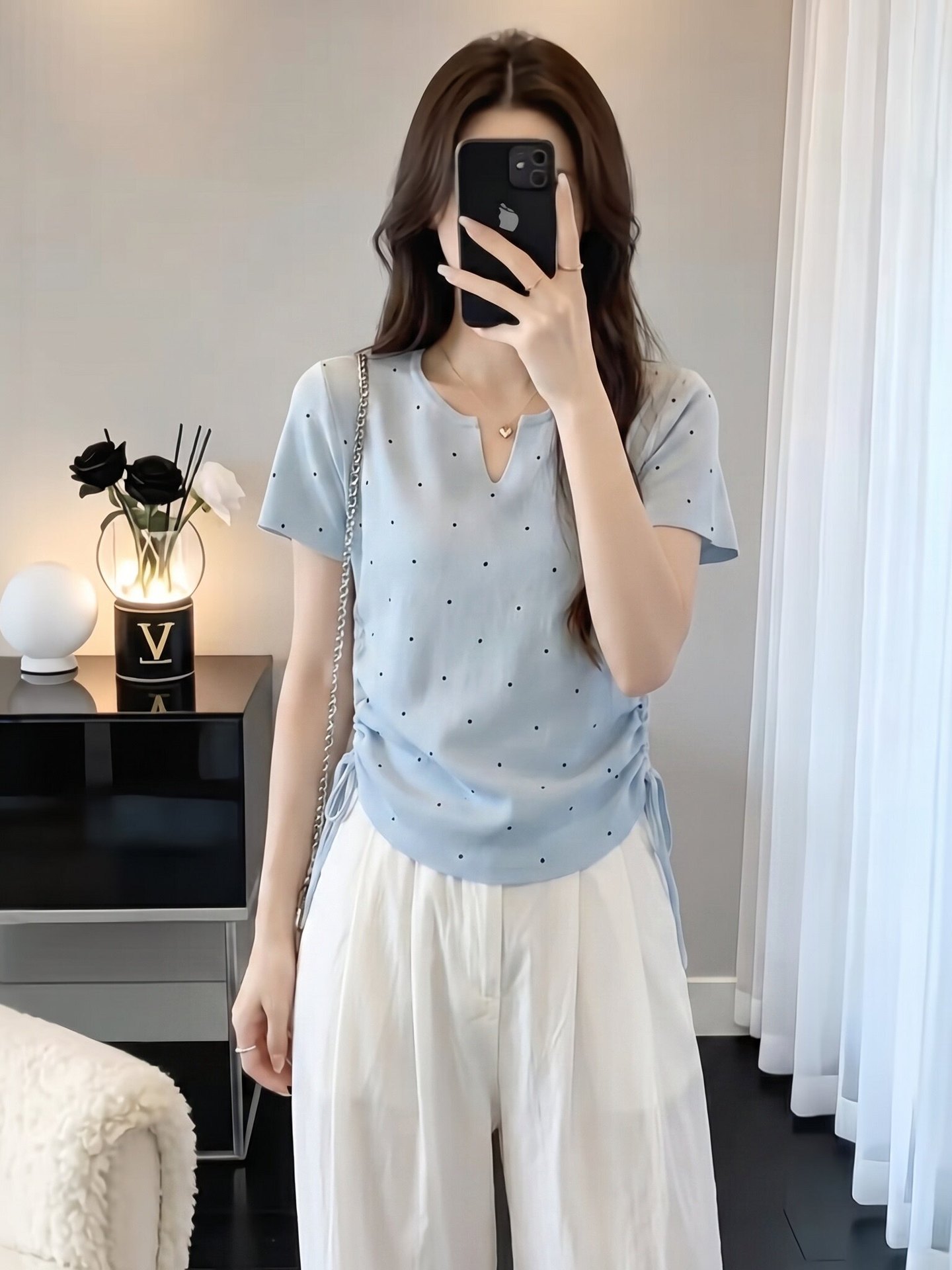 Áo thun nữ cổ V chấm bi tay ngắn rút eo size lớn — màu đen