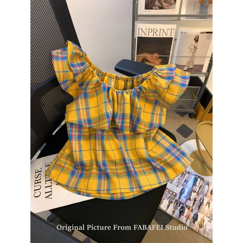 2025 Женская рубашка с открытыми плечами в клетку французского стиля, летний жилет с маленькими развевающимися рукавами, топ, закрывающий живот.