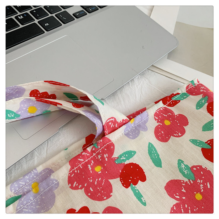 The large-capacity single-shoulder bag for student commuting is a bestseller in early spring. The Korean-style fresh and simple floral fabric bag is a versatile tote bag undefined