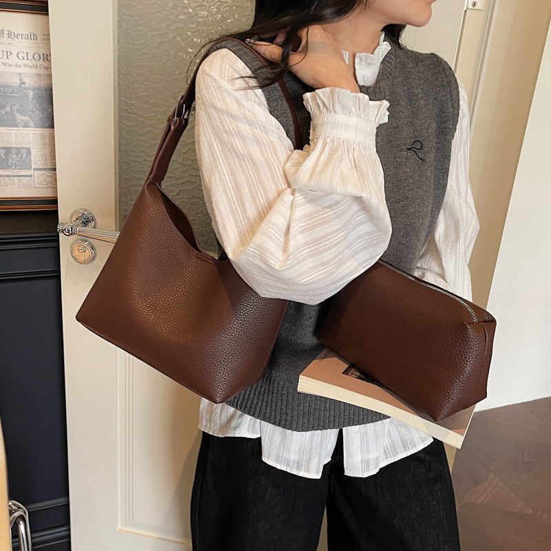 Bolsos de cubo retro de alta calidad para mujeres otoño / invierno 2025 nuevo nicho Zhong commuting mochila de hombro bolso de trabajo diario