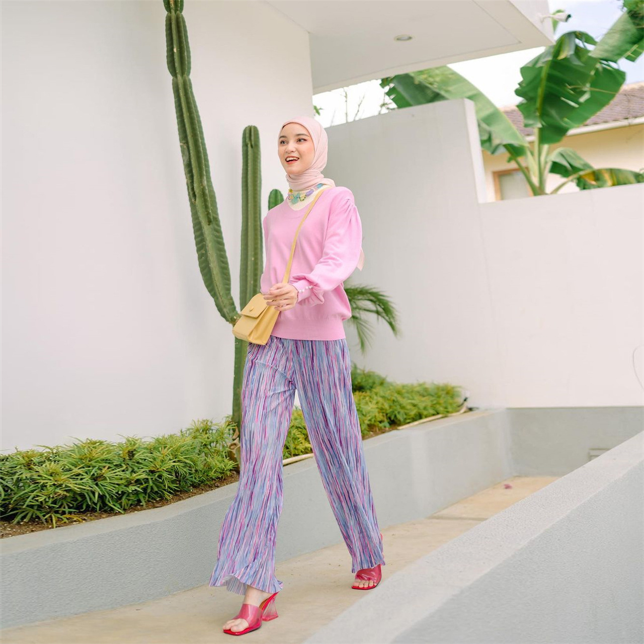 I nuovi pantaloni larghi a gamba larga da donna sono pantaloni indonesiani malesi slim e pieghettati tinti in cravatta._voghion.com