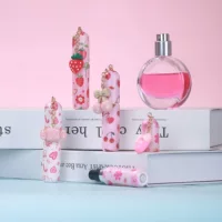 Пятно новые подвески аксессуары мультфильм клубничный бант 5ML печать парфюмерная бутылка портативный тур