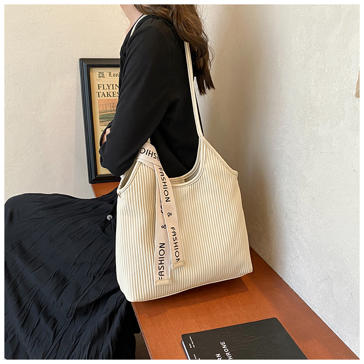 Borsa tote semplice e alla moda per le donne 2024 nuova borsa a tracolla casual alla moda in stile coreano di grande capacità, sensazione di alta qualità_voghion.com
