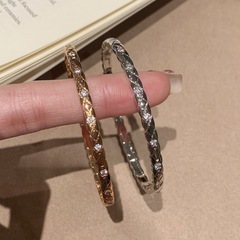 贅沢で高級感のあるレトロな菱の格子縞にドリルの手環を入れて中古の小さな香りのファッション的で優雅な気質の手飾りをつけます。
