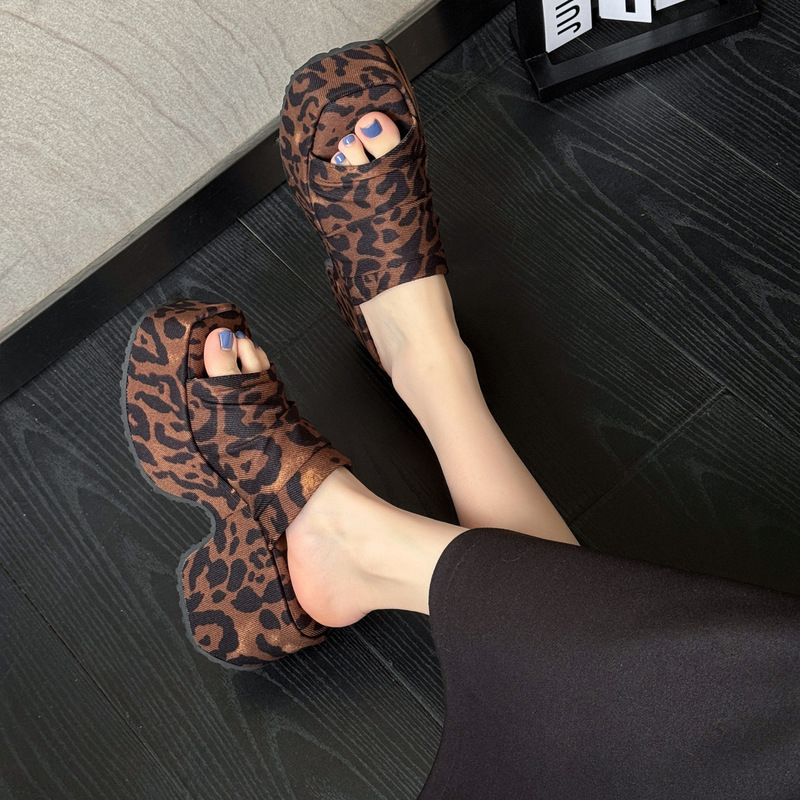 Retro Leopard Print Wedge Sandals Women's Summer 2025 New Outerwear Waterproof Platform Thick Sole Pleated Open Toe Sandals and Slippers Dropshipping Retro Leopard Print Wedge Sandals Women's Summer 2025 New Outerwear Waterproof Platform Thick Sole Pleated Open Toe Sandals and Slippers Dropshipping