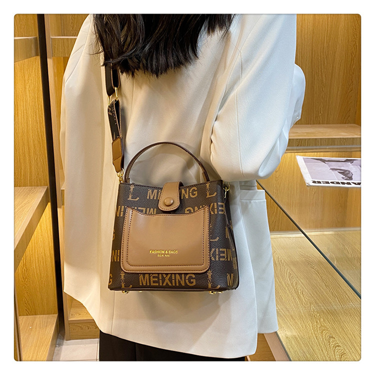 2023 Autumn New Live Broadcast Good Large Capacity Women's Single Shoulder Crossbody Bag Letter Retro Wide Shoulder Strap Bag for Women_voghion.com