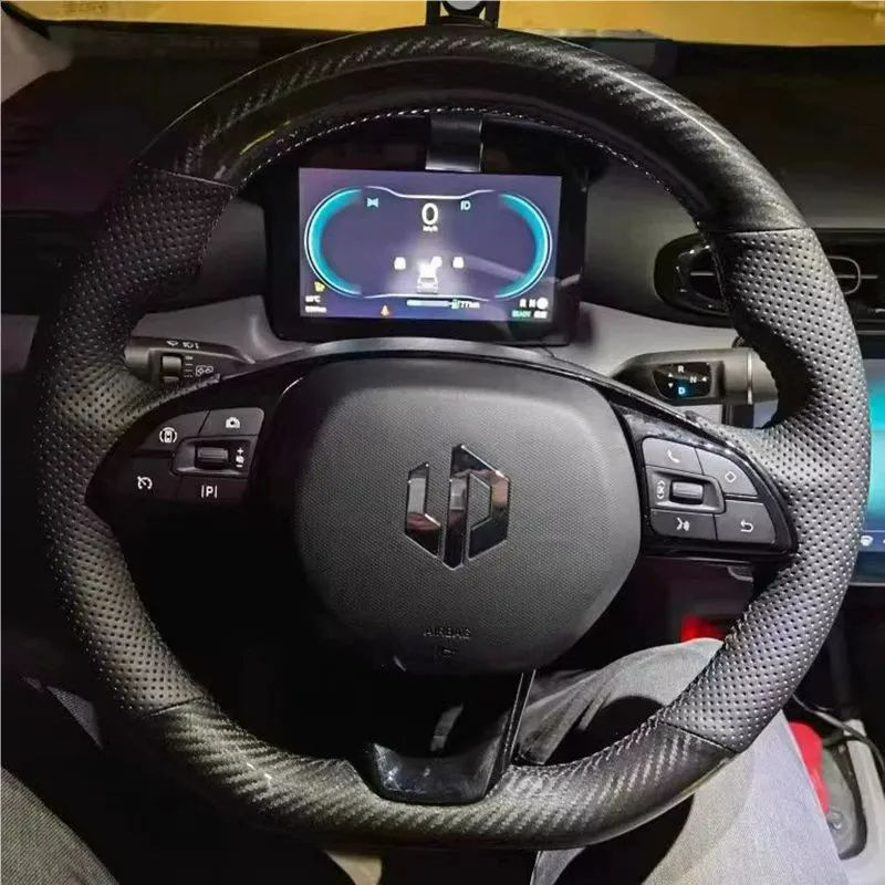 Suitable for Leapmotor series, this hand-stitched steering wheel cover features a matte carbon fiber texture and is made of microfiber leather, providing scratch and abrasion resistance for your car's