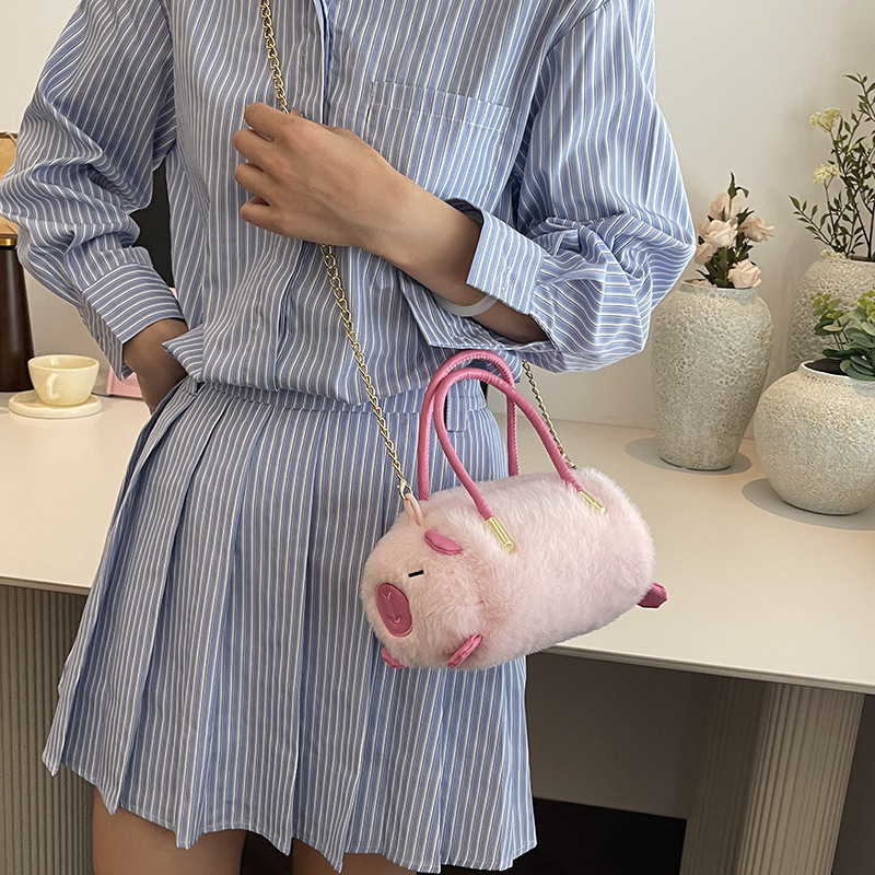 카피 발라 메신저 백 팬더 봉제 배낭 여성의 2024 새로운 귀여운 카피 바라 통근 손 어깨 가방