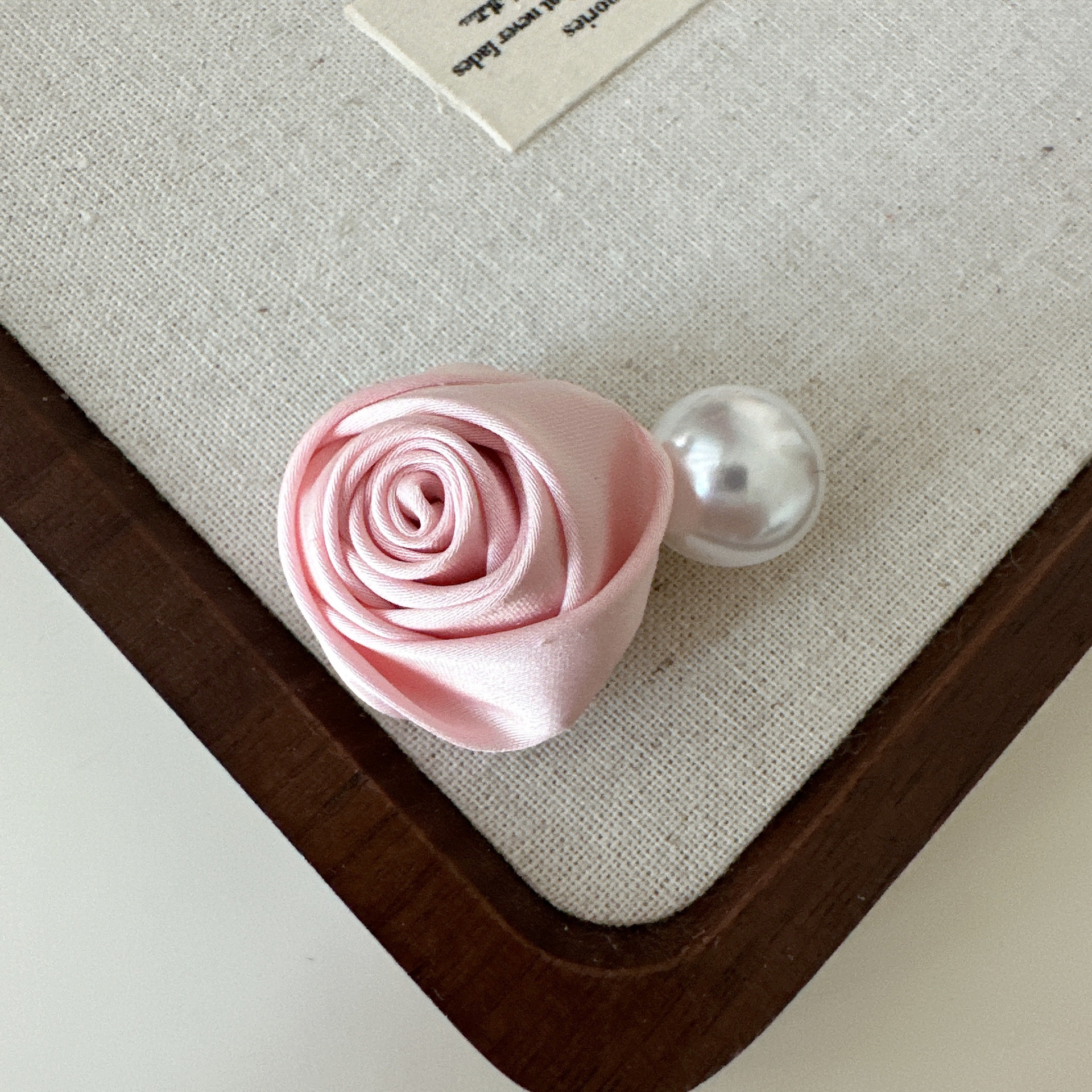 クリームの優しいバラの花の真珠の髪の飾りの髪のクリップの新型の後頭部のクリップの額の前髪のクリップ