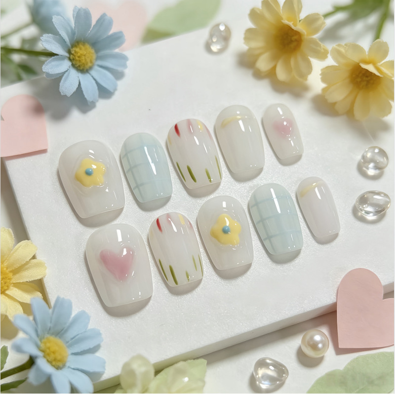 Hand-painted three-dimensional floral striped pattern, elegant and simple, handmade wearable short heart-shaped nail tips Hand-painted three-dimensional floral striped pattern, elegant and simple, handmade wearable short heart-shaped nail tips