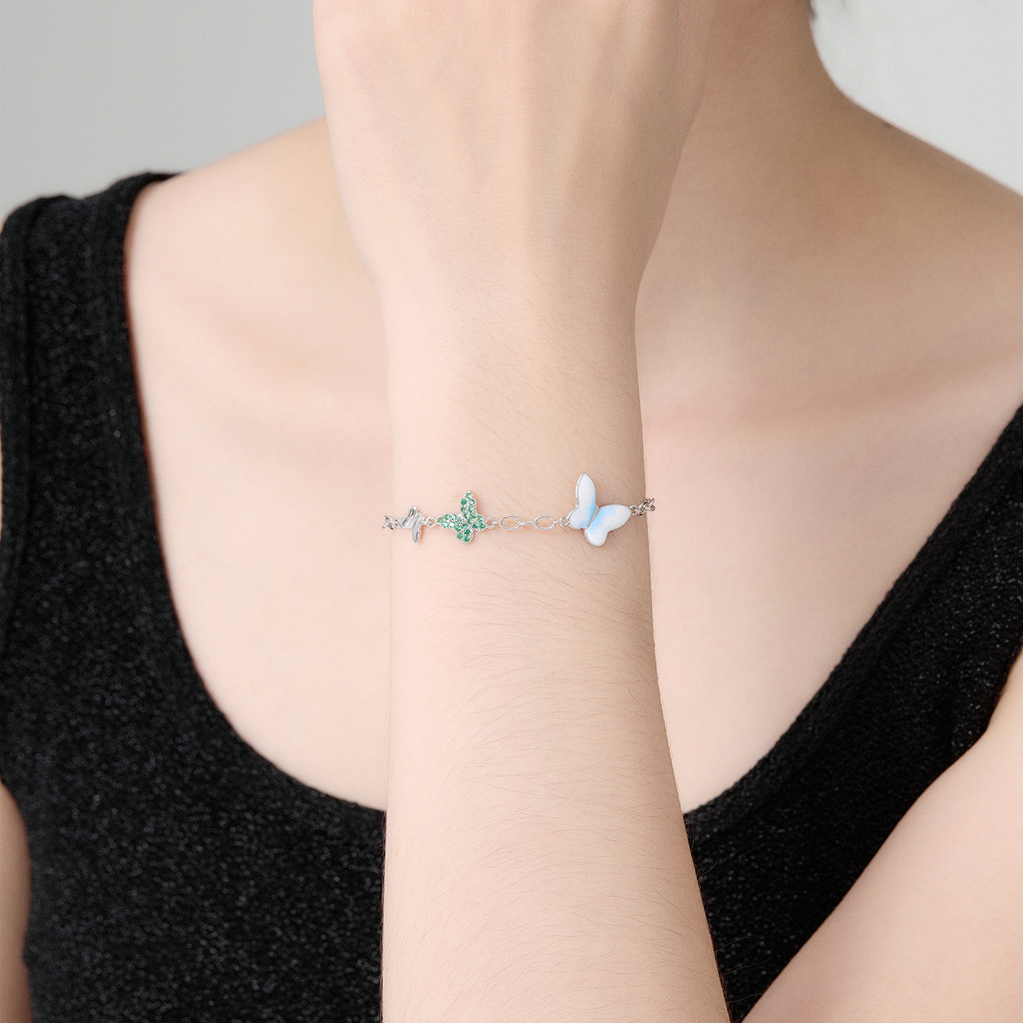 Xuping goteo de aceite de color gradiente pulsera mariposa aleación de cobre chapado blanco sen simple temperamento dulce joyería de mano al por mayor