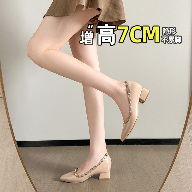 7cmの身長アップ効果のある、尖ったつま先のミドルヒール、小柄な女性向けの小さめサイズ3233の婦人靴。夕暮れのような優しい雰囲気の、スタッズ付きの浅口厚底ヒールシューズ。|undefined