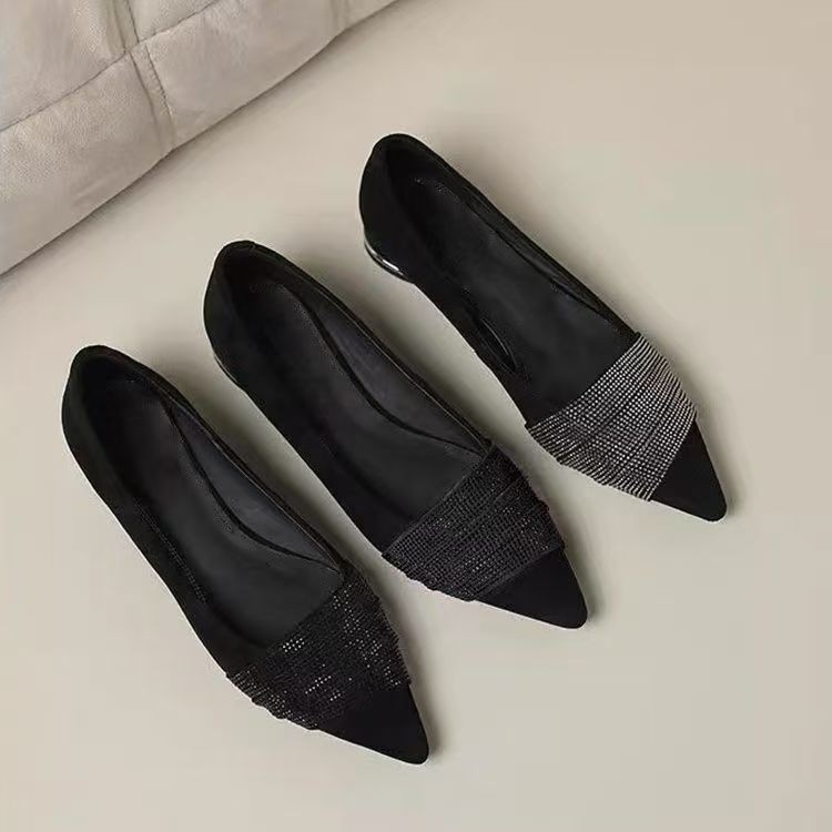 2026 primavera nuevos zapatos franceses superficiales de un solo estilo, temperamento de diamante francés, temperamento punzante, zapatos de tacón negro universal